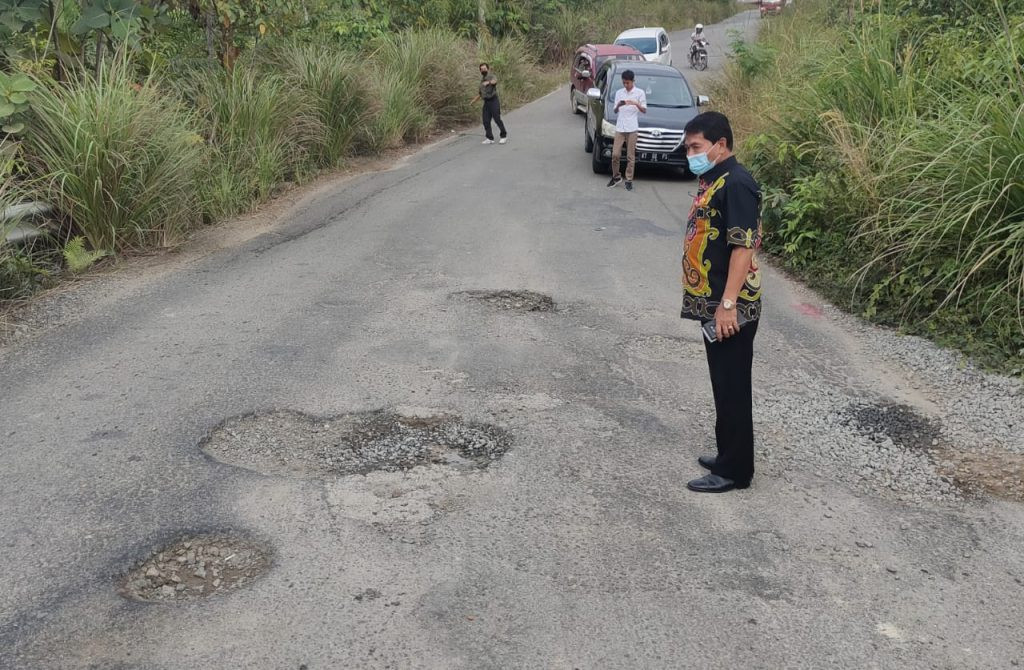 Gubernur Langsung Turun Dari Kendaraan, Cek Kondisi Jalan Yang Memprihatinkan